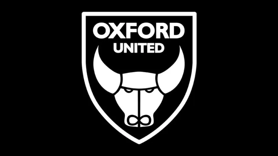 Jogadora de 15 anos morre após desmaiar durante jogo na Inglaterra