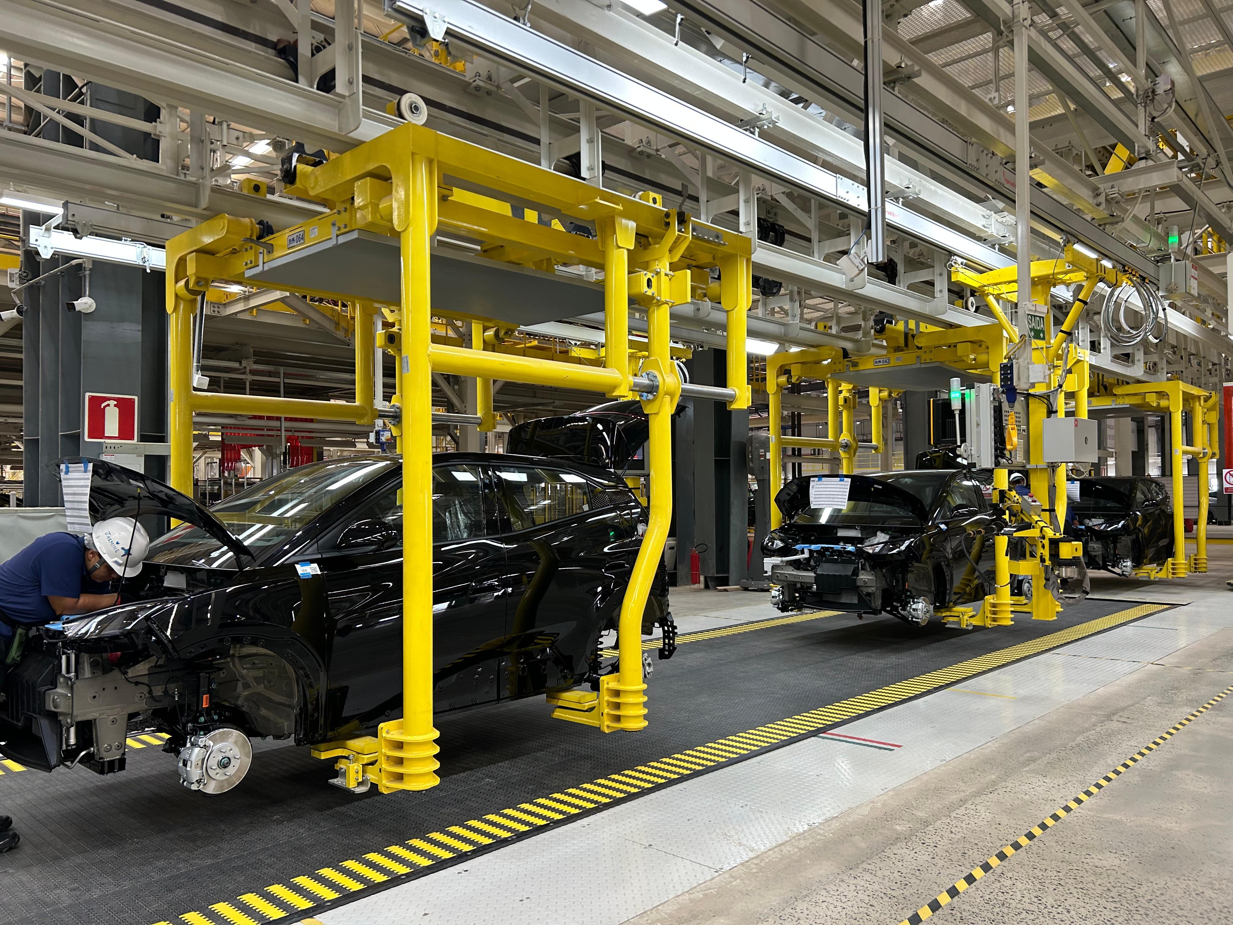 Por dentro da fábrica da BYD: veja como é feita a montagem dos carros na Bahia