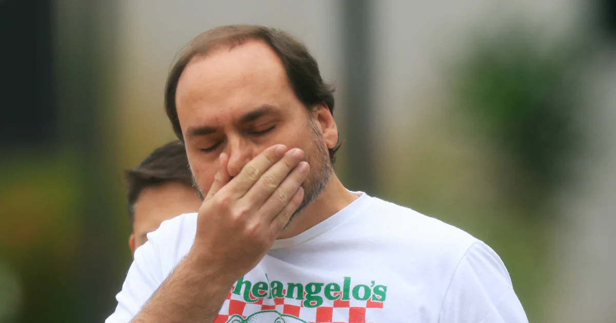 Carlos deixa a casa de Bolsonaro reclamando de dividir o tempo das visitas entre os irmãos